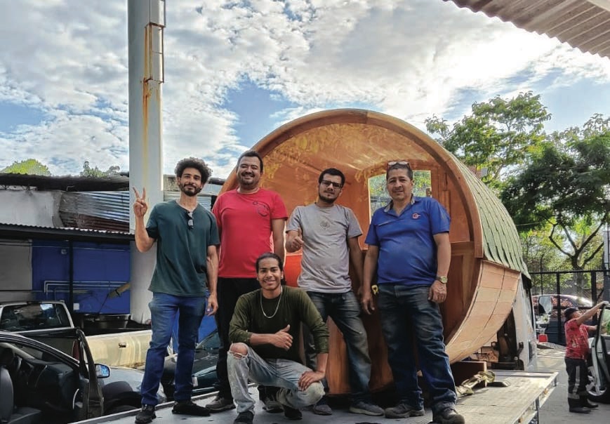 Equipo de Onzen by Térmica trabajando carpintería arquitectónica en madera para un espacio wellness