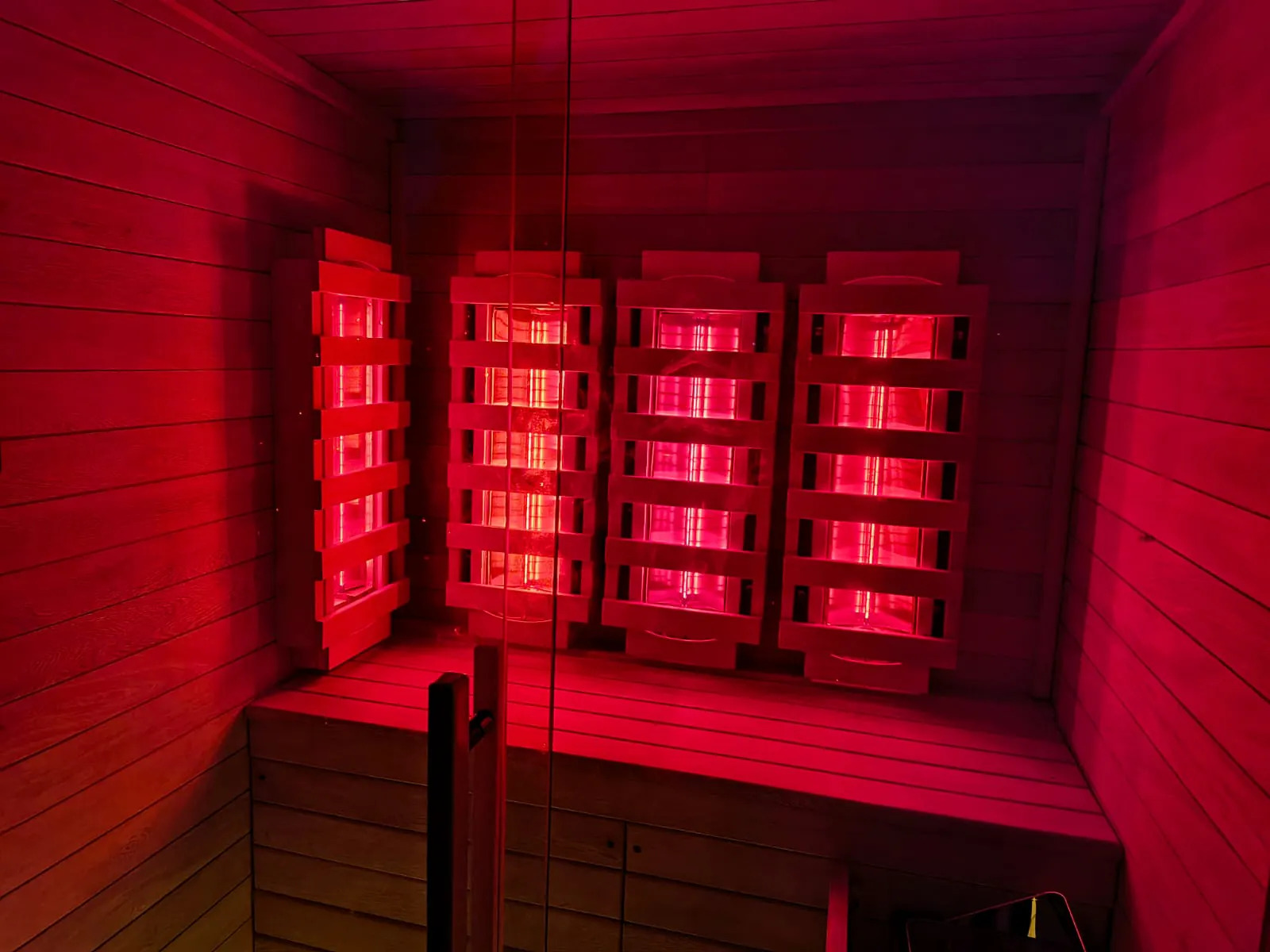 Interior de sauna infrarroja para 1 a 2 personas con lámparas encendidas