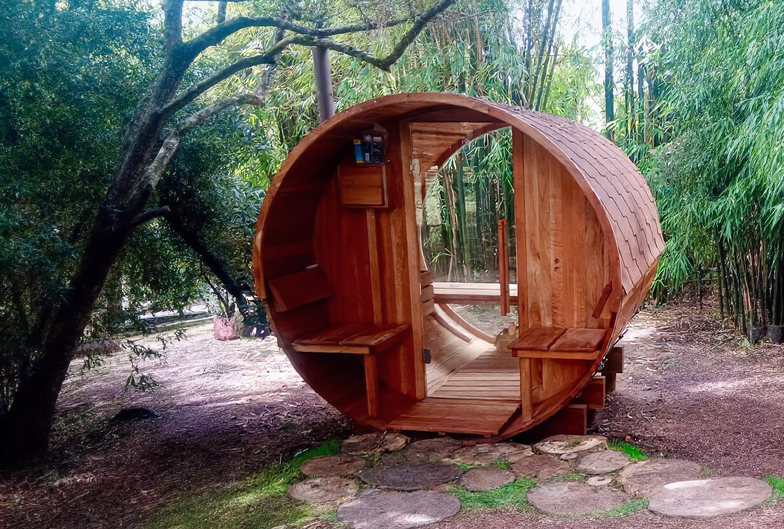 Sauna barril exterior en madera con pórtico