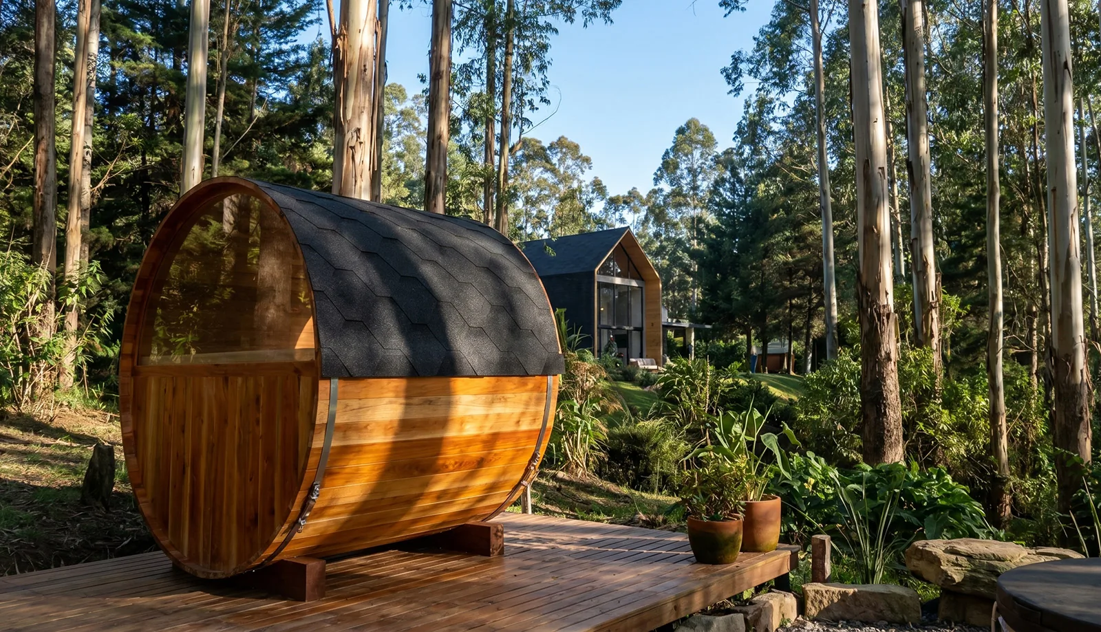Vista exterior de sauna barril con ventanal media luna